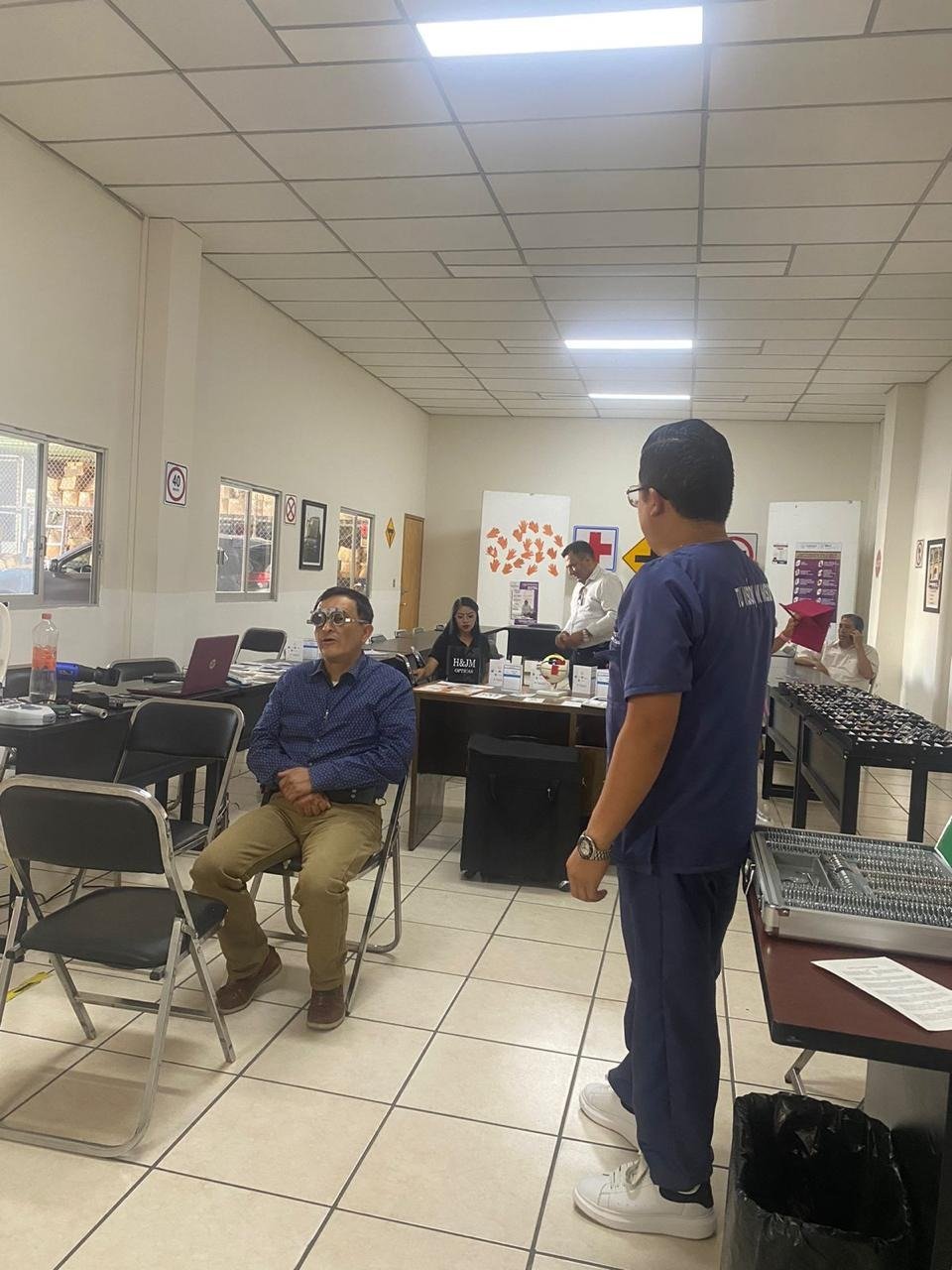 Jornada de atención visual de Ópticas Luxentra en una institución aliada