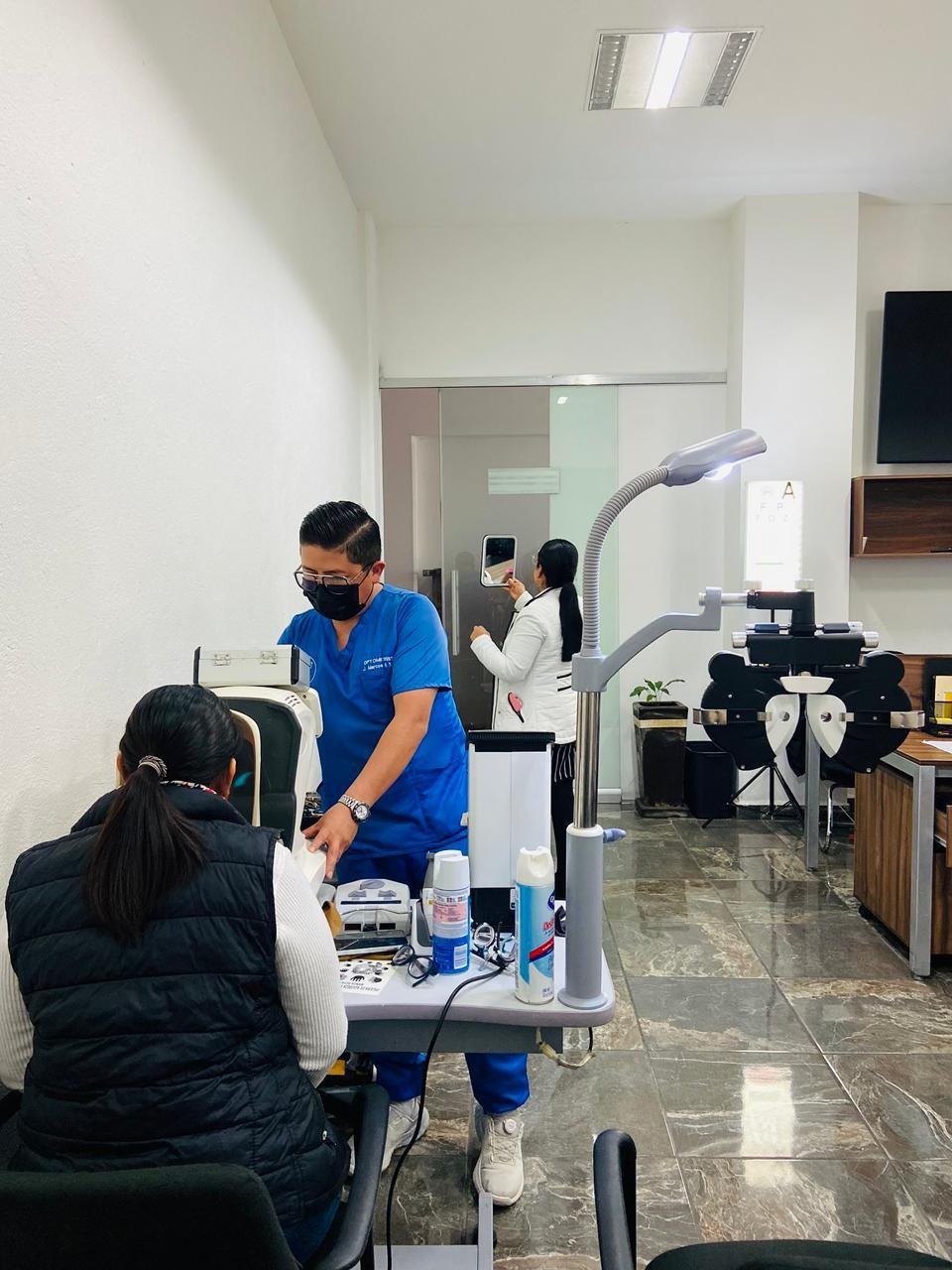 Consultorio de Ópticas Luxentra durante una valoración visual