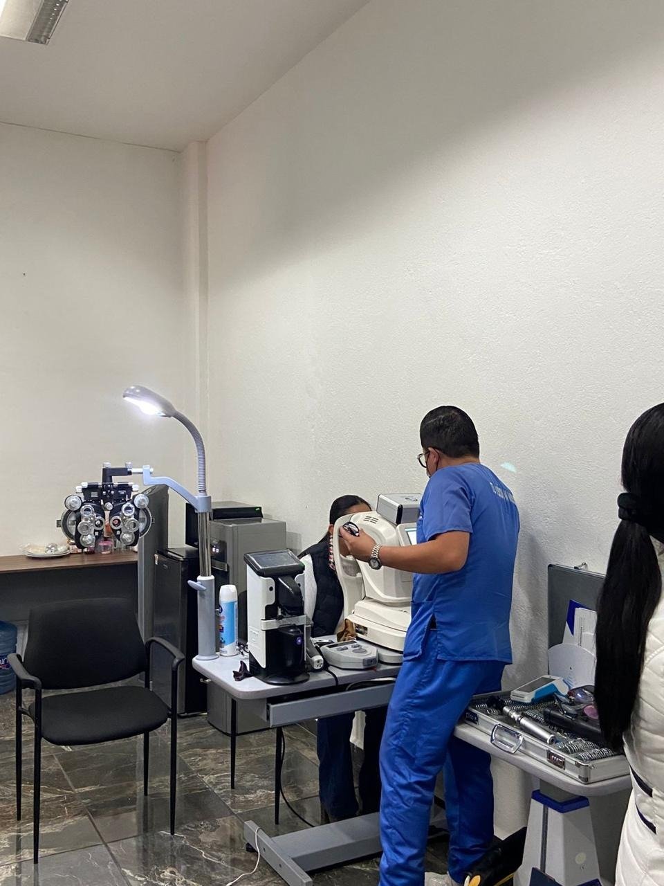 Optometrista realizando estudio computarizado a paciente