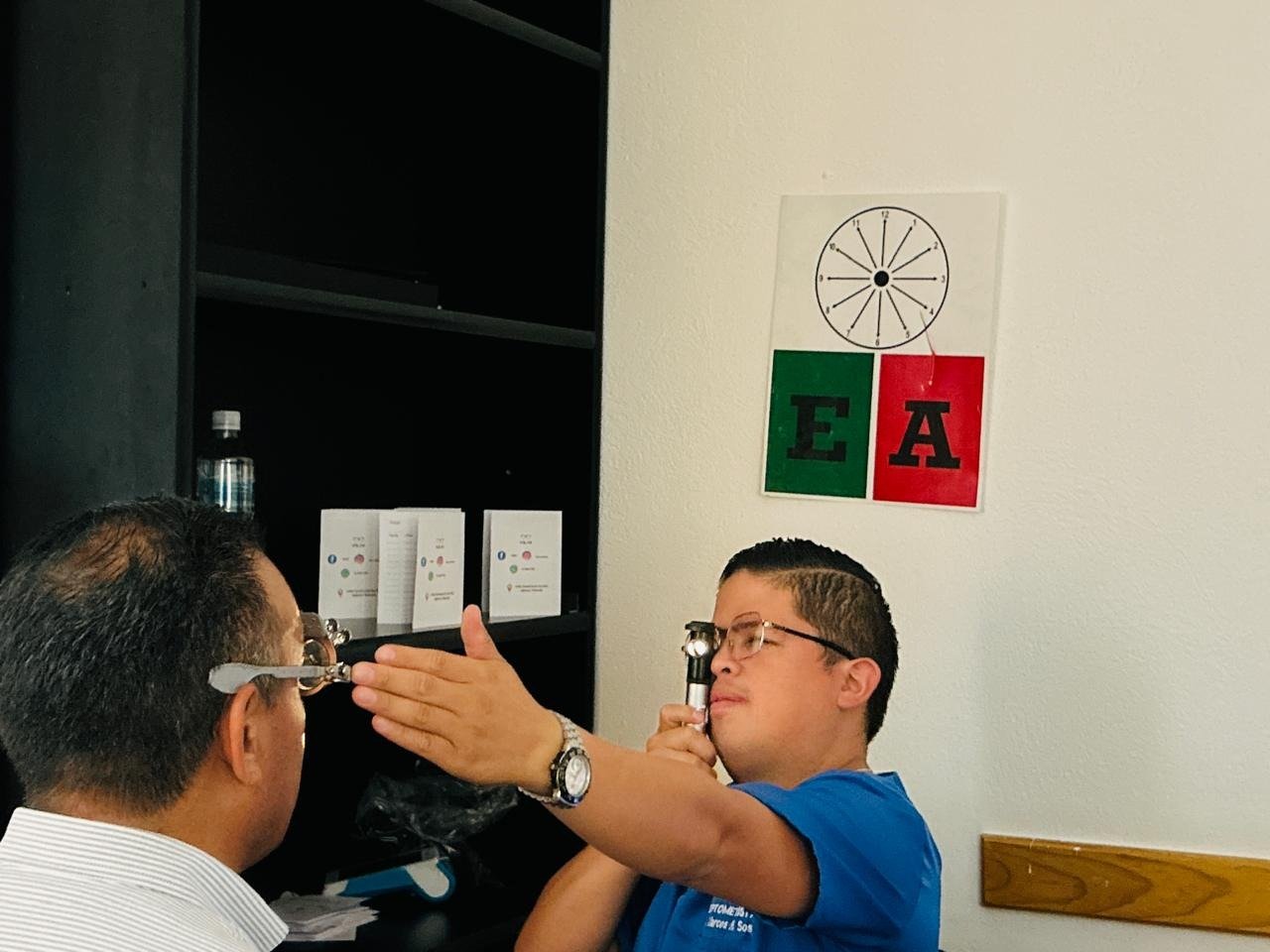 Optometrista de Ópticas Luxentra revisando la vista de un paciente