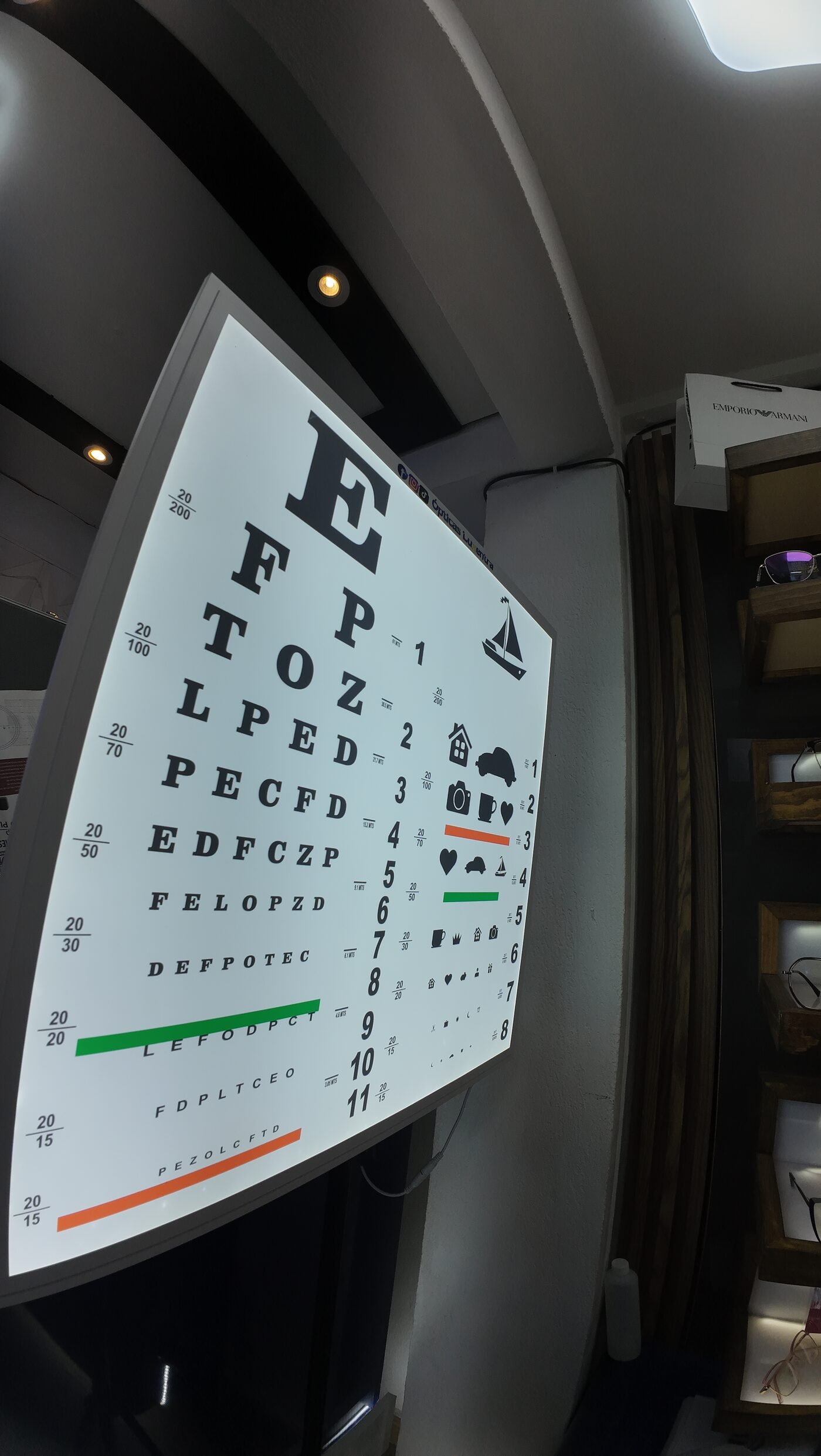 Tabla optométrica de agudeza visual en Ópticas Luxentra